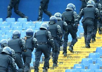 Policija na južnoj tribini stadiona Maksimir