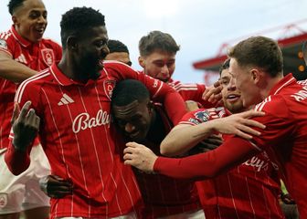 Callum Hudson-Odoi (u sredini)