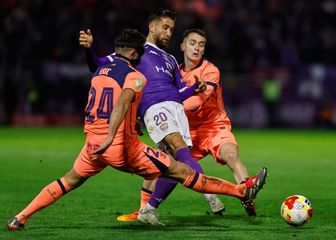 Borja Diaz u duelu s igračima Barcelone