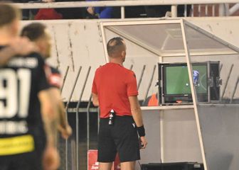 Sudac Zdenko Lovrić gleda VAR na Poljudu