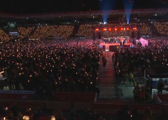 Tisuće navijača zapjevale Božićne pjesme