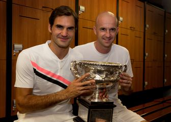 Ljubičić i Federer s trofejem Australian Opena (Foto: AFP)