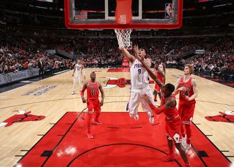 Dario Šarić protiv Bullsa (Foto: AFP)