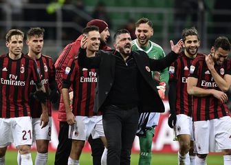 Gennaro Gattuso i igrači Milana (Foto: AFP)
