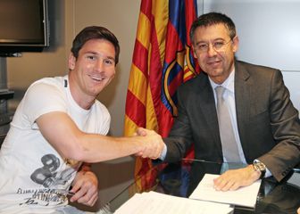Lionel Messi i Josep Maria Bartomeu (Foto: AFP)