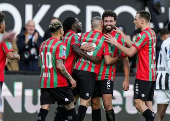 Darko Nejašmić slavi sa suigračima