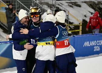 Domen Prevc (drugi s lijeva)