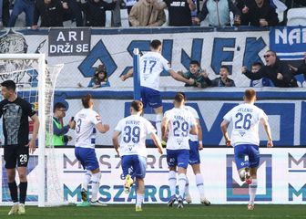 Arnel Jakupović i igrači Osijeka slave pogodak