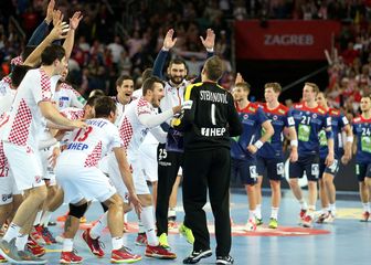 Ivan Stevanović okružen suigračima (Photo: Dalibor Urukalovic/PIXSELL)