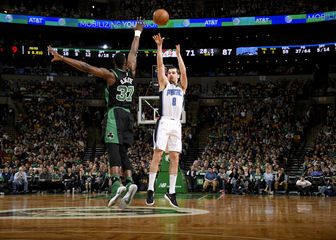 Hezonja pogađa tricu protiv Celticsa (Foto: AFP)
