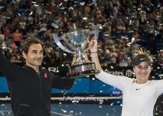 Federer i Benčić s trofejem Hopman Cupa (Foto: AFP)