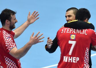 Marin Šego slavi s Duvnjakom i Stepančićem (Foto: AFP)