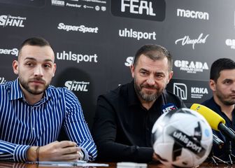 Željko Karajica (u sredini)