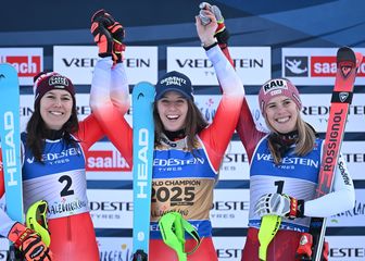 Camille Rast (u sredini)