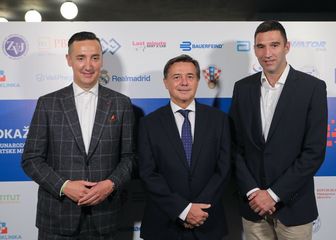 Niko Mihić (u sredini)