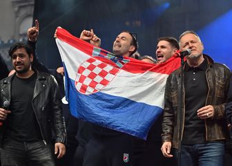 Thompson na dočeku rukometaša