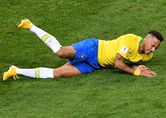 Neymar na tlu (Foto: AFP)