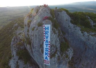 Podrška stanice HGSS Gospić hrvatskim nogometašima (Foto: Facebook/HGSS Stanica Gospić)