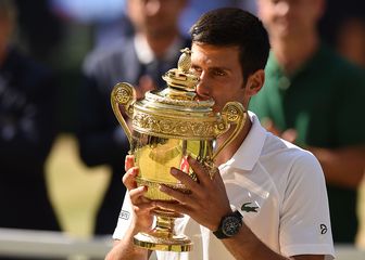 Novak Đoković s trofejem Wimbledona (Foto: AFP)