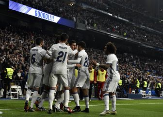 James Rodriguez slavi pogodak s igračima Reala (Foto: AFP)