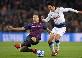 Thomas Vermaelen i Son Heung-Min (Foto: AFP)