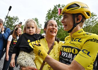 Jonas Vingegaard slavi pobjedu s obitelji