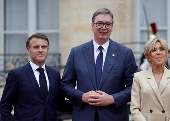 Aleksandar Vučić s Brigitte i Emmanuelom Macronom