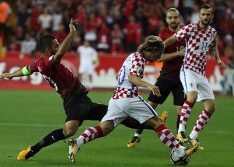 Arda Turan i Luka Modrić u duelu