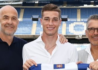 Mela Kodro (na fotografiji lijevo)