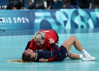 Camilla Herrem (lijevo)