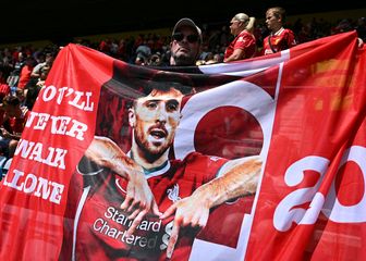 Navijači Liverpoola sa Jotinom slikom