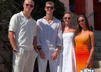 Haaland s djevojkom (skroz desno)