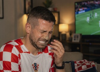 Navijač s bolnim izrazom lica