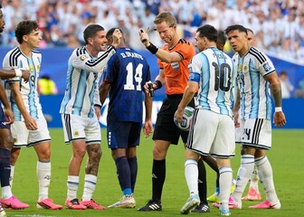 Drew Fischer i igrači Argentine
