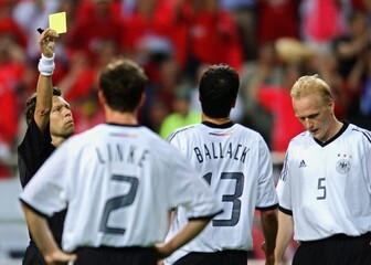 Žuti karton Michaelu Ballacku u polufinalu SP-a 2002.