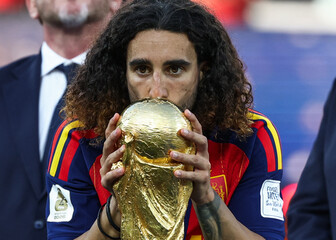 Marc Cucurella s trofejem