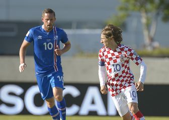 Gylfi Sigurdsson i Luka Modrić (Foto: AFP)