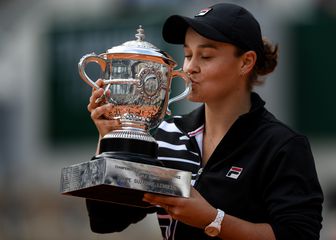 Ashleigh Barty s trofejem Roland Garrosa (Foto: AFP)