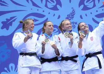 Barbara Matić na postolju s medaljom radi selfie (Foto: judo savez)