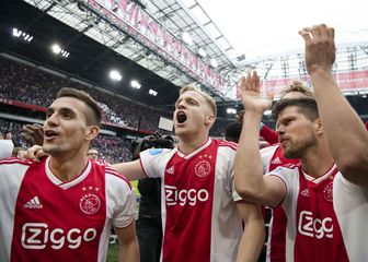 Donny van de Beek s Tadićem i Huntelaarom (Foto: AFP)