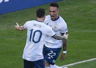Lautaro Martinez i Lionel Messi (Foto: AFP)