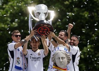 Toni Kroos i Luka Modrić podižu pokal Lige prvaka