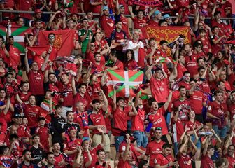 Baskijska zastava među španjolskim navijačima