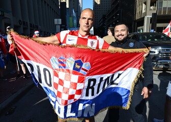 Hrvatski navijač sa zastavom