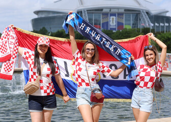 Hrvatske navijačice ispred stadiona