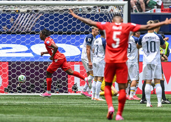 Johan Manzambi slavi gol