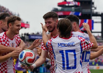 Petar Sučić slavi pogodak protiv Gane