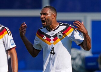Jonathan Tah (desno)