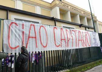 Transparent ispred Fiorentininog stadiona (Foto: AFP)