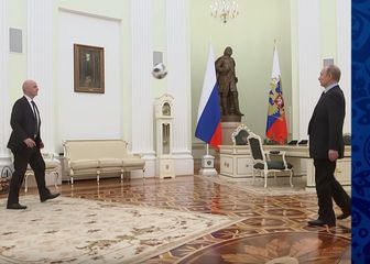 Infantino i Putin tehniciraju (Screenshot: YouTube)